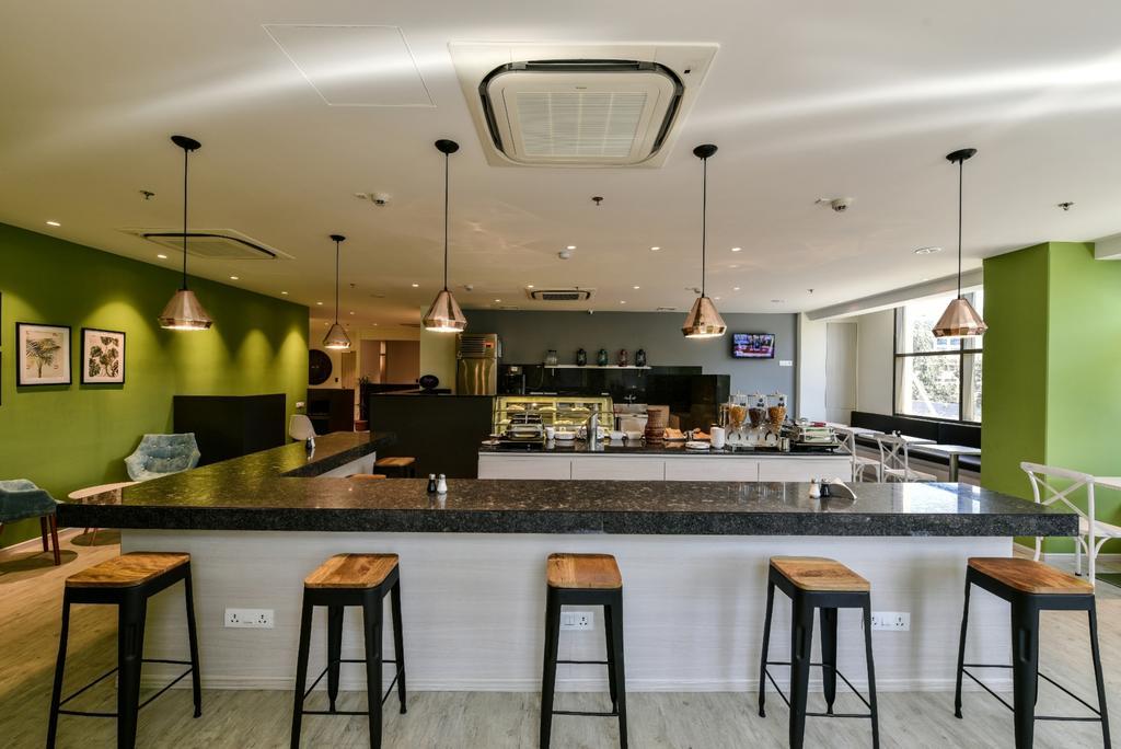 Urbanpod Hotel Мумбай Екстериор снимка