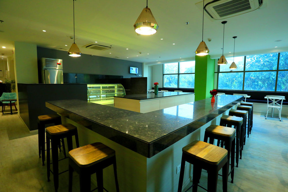 Urbanpod Hotel Мумбай Екстериор снимка